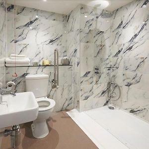 Kamer met Rolstoeltoegankelijkheid met een Queen Size Bed